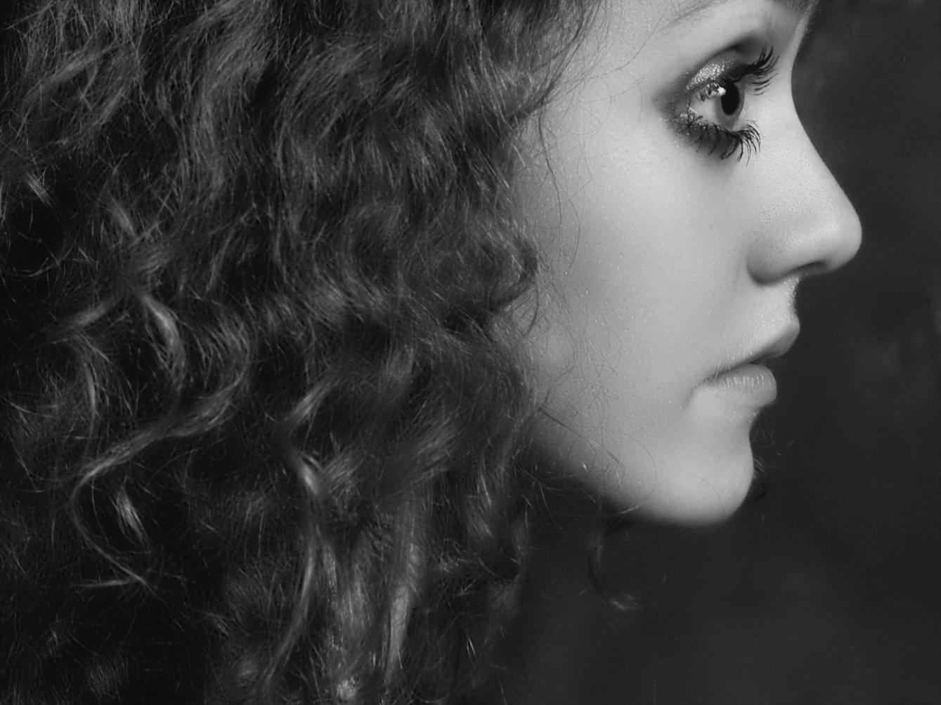 Dimostrazione pratica di styling per capelli raccolti