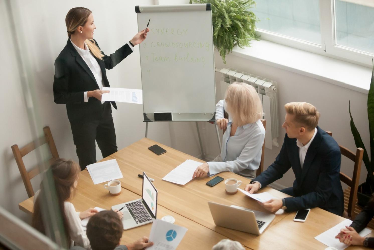 Dimostrazione pratica di tecniche avanzate per acconciature creative con partecipanti attivi