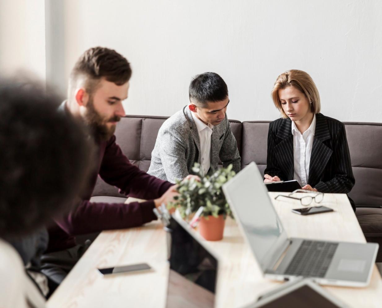 Acconciatura elegante completata durante una sessione di formazione