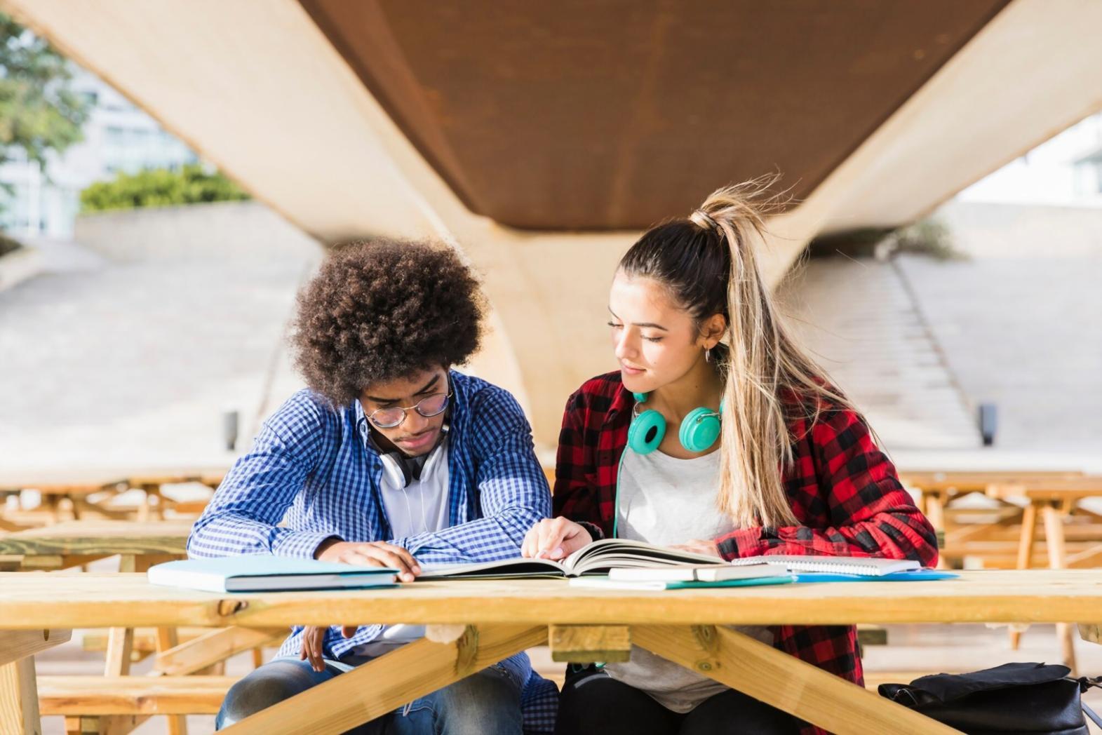 Ambiente di apprendimento professionale con postazioni attrezzate per pratica individuale